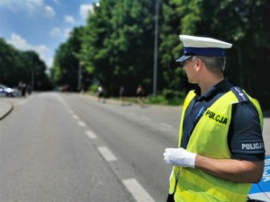 policjant drogówki, w tle biegacze