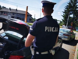 policjant drogówki wysiada z nieoznakowanego BMW