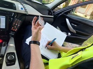 policjant drógówki dokonuje zapisu w służbowym notatniku