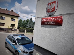 budynek orzeskiego komisariatu, tabliczka: Komisariat Policji w Orzeszu, policyjny radiowóz, w tle dom