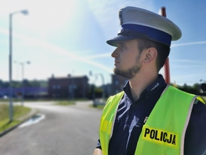 policjant drogówki patrzy w niebo