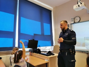 policjant przemawia do dzieci