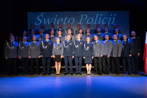 święto policji 2022, policjanci garnizonu mikołowskiego, wraz z komendantem wojewódzkim, pozują do pamiątkowego zdjęcia