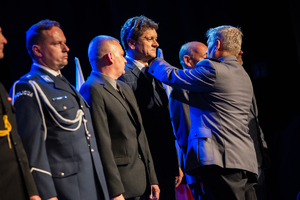 osoby wyróżnione związkowymi medalami stoją na scenie i odbierają wyróżnienia