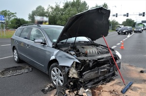 rozbity w kolizji samochód volkswagen, centrum Mikołowa, skrzyżowanie