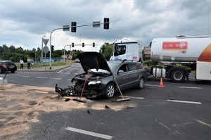 rozbity w kolizji samochód volkswagen, centrum Mikołowa, skrzyżowanie