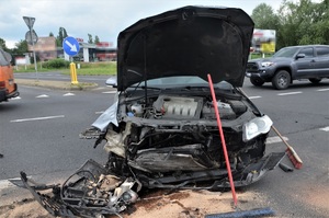 rozbity w kolizji samochód volkswagen, centrum Mikołowa, skrzyżowanie