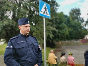 dzielnicowy z Łazisk Górnych, w tle znak: uwaga przejście dla pieszych