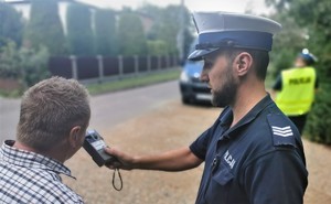 policjant drogówki sprawdza stan trzeźwości kierowcy