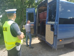 policjant mikołowskiej drogówki, przed nim kierowca i bus