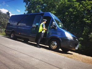 bus koloru granatowego, przed nim policjant drogówki, scena ma miejsce w Mikołowie