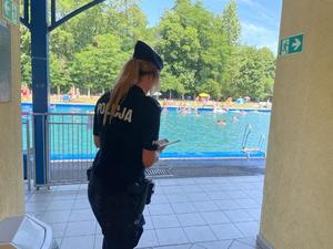 policjantka w mundurze, w tle miejski basen