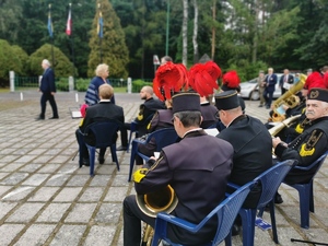 orkiestra górnicza przygotowuje się do występu