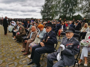 siedzący na przygotowanych krzesłach kombatanci i pozostali goście