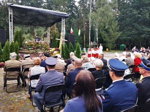 zdjęcie grupowe uczestników uroczystości na Gostyni