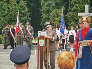 przemawiający na mównicy kombatant