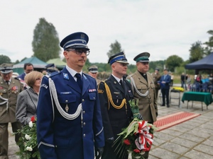 delegacja szykuje się do złożenia kwiatów. Na zdjęciu Komendant Policji