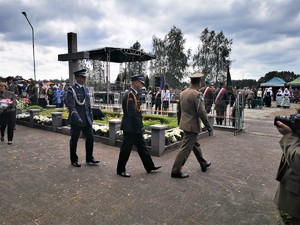 delegacja mundurowych po złożeniu kwiatów