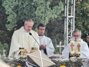 kapłani w trakcie odprawianej mszy polowej