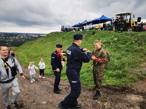 dwaj policjanci odbierają medale za wejście na hałdę