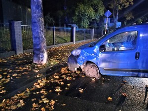 zdjęcie wykonane po godzinie 22.00. Fragment samochodu marki fiat z wgnieceniem na mace