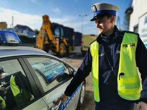 policjant drogówki wsiada do radiowozu