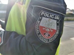 zbliżenie na naszywkę z napisem: Wydział Ruchu Drogowego KPP Mikołów&quot;