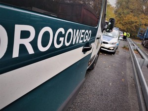 Stojące naprzeciw siebie samochody: Policji oraz Inspekcji Transportu Drogowego