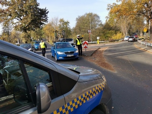 policjant i strażnik miejski kieruja ruchem