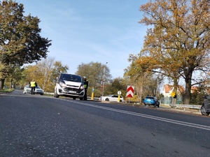 policjant i strażnik miejski kierują ruchem na skrzyżowaniu w Mikołowie