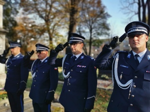 komendanci garnizonu mikołowskiego oddają hołd poległym funkcjonariuszom, scena ma miejsce na cmenarzu