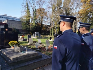 komendanci garnizonu mikołowskiego oddają hołd poległym funkcjonariuszom, scena ma miejsce na cmenarzu