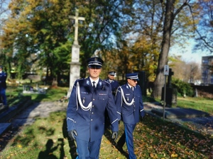 policjanci opuszczają teren mikołowskiego cmentarza