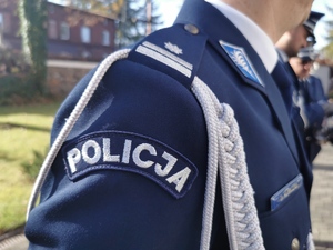 fragment policyjnego munduru, widoczny napis POLICJA