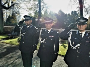 komendanci garnizonu mikołowskiego oddają hołd poległym funkcjonariuszom, scena ma miejsce na cmenarzu