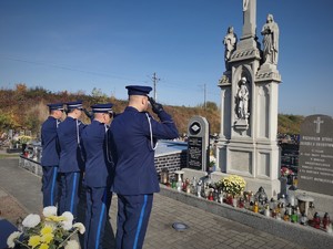 komendanci garnizonu mikołowskiego oddają hołd poległym funkcjonariuszom, scena ma miejsce na cmenarzu