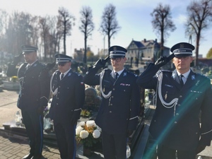 komendanci garnizonu mikołowskiego oddają hołd poległym funkcjonariuszom, scena ma miejsce na cmentarzu w Ornontowicach