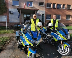 policjanci mikołowskiej drogówki prezentują nowy sprzęt. Fotografia wykonana przed budynkiem komendy