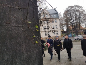 fragment pomnika w Mikołowie, w tle osoby wchodzące w skład delegacji