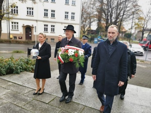 delegacja przedstawicieli samorządu powiatu mikołowskiego zmierza pod pomnik