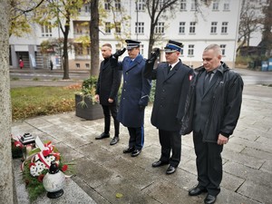 przedstawiciele władz miasta oddają hołd pod pomnikiem w centrum Mikołowa