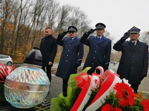 osoby wchodzące w skład delegacji oddają hołd poległym