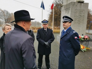 policjanci rozmawiają ze starostą