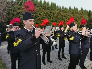 orkiestra kopalni podczas odegrania hymnu