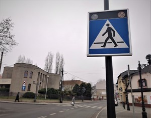 na zdjęciu widać znak: oznakowane przejście dla pieszych, centrum Mikołowa