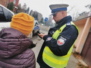 na zdjęciu widać policjanta, który rozmawia ze starszą kobietą