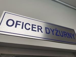 na zdjęciu tablica z napisem OFICER DYŻURNY