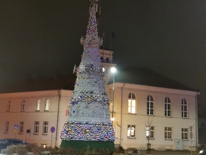 na zdjęciu widać choinkę, w tle łaziski ratusz, rozpoczyna się wieczór