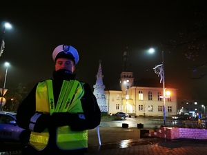 na zdjęciu widać policjanta drogówki, w tle budynek Miejskiego Domu Kultury w Łaziskach Górnych