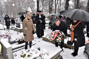 na zdjęciu widać cmentarz, osoby oddają hołd zmarłemu, groby pokryte są śniegiem